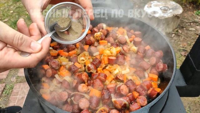 ЖАРЕНЫЕ КОЛБАСКИ С АРОМАТНОЙ ФАСОЛЬЮ И ЗЕЛЕНЬЮ | давайте приготовим ужин. смотреть онлайн