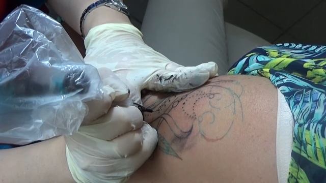 Модный мотив для женской татуировки. Modernes Motiv. Frauentattoo. смотреть онлайн