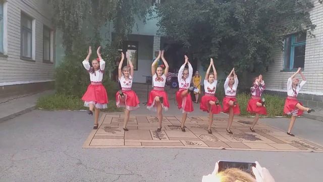 Украинский танец на День Независимости под песню Пидманула, Пидвела смотреть онлайн