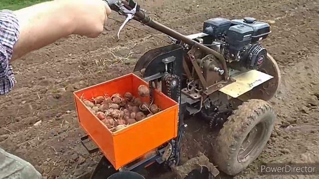Самодельная картофелесажалка на мотоблок. Садим с дедушкой картошку смотреть онлайн