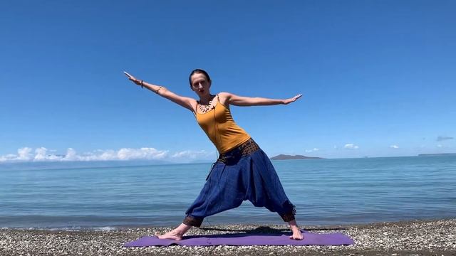 Уттхита триконасана. Поза вытянутого треугольника смотреть онлайн