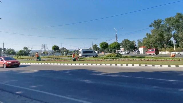 Почему здесь обслуживают так а повсему городу по другому?