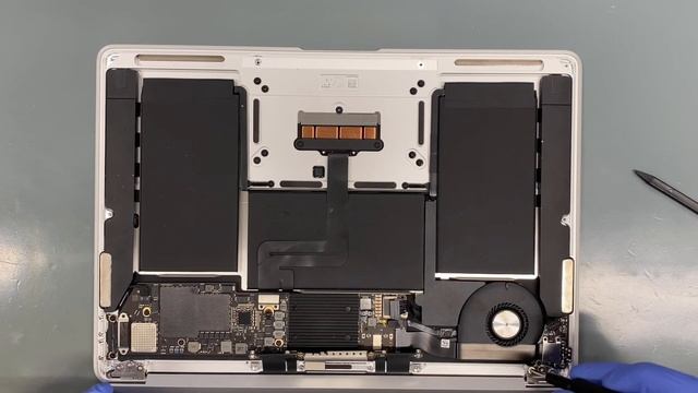 MacBook Air (Retina, 13-inch, 2018) Display Replacement смотреть онлайн