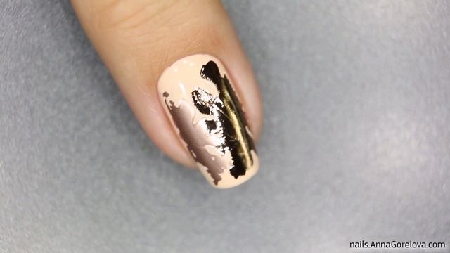 Abstract foil nail design with stamping / Абстрактный дизайн с фольгой и стемпингом смотреть онлайн