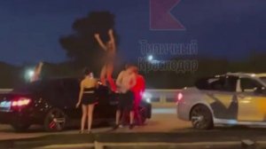 Нецензурные гастроли: молодые люди устроили дрифт, драку и танцы топлес в Краснодаре