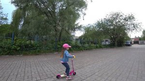 УЧИМСЯ кататься на САМОКАТЕ / Лиле подарили розовый САМОКАТ