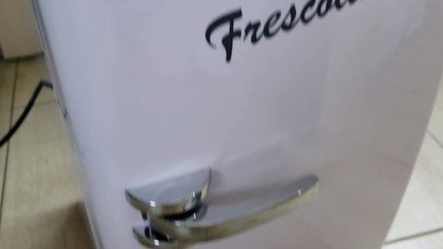 Trisa Frescolino white portable fridge портативный мини холодильник смотреть онлайн