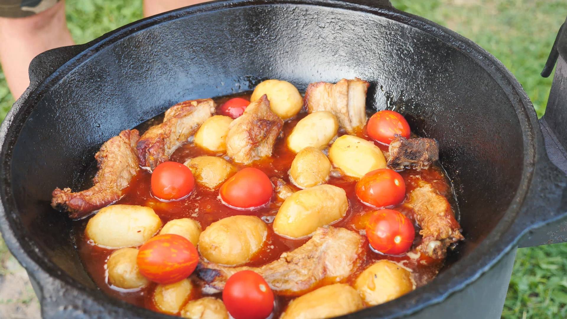 Ребра, сало и картошка. Вкуснейший ужин в казане на костре. смотреть онлайн