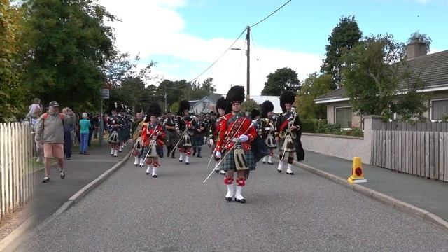 Massed Pipes & Drums parade through Deeside town to start the Ballater Highland Games 2018 смотреть онлайн
