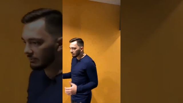 Обзор однокомнатной квартиры 49 2 м² Ремонт выполнен в современном стиле Яркие цветовые акценты за смотреть онлайн