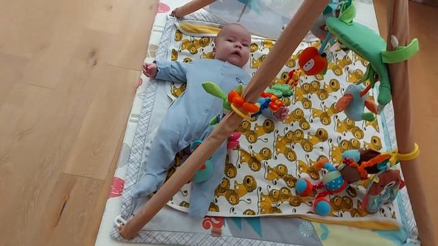 04.05.21 ? Новорожденный Джеймс учится дотрагиваться руками и ногами до погремушек ? смотреть онлайн