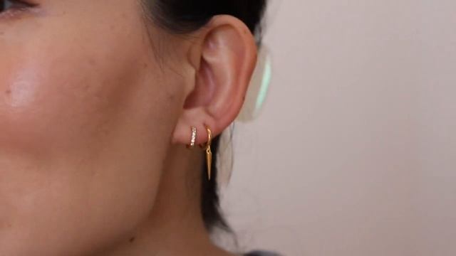 HOW TO STYLE EARRINGS | Oak and Luna review, favorite earring stacks, gold dainty earrings, huggies смотреть онлайн