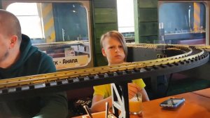 Мы в кафе, где поезд привозит нам напитки и мороженое🚂