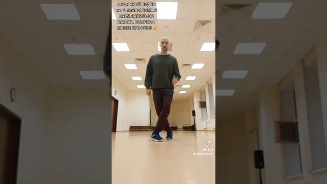 ШАФФЛ ТАНЕЦ. УЧИМ НОВЫЕ ПРОСТЫЕ ДВИЖЕНИЯ НОГАМИ ДЛЯ НОВИЧКОВ! смотреть онлайн