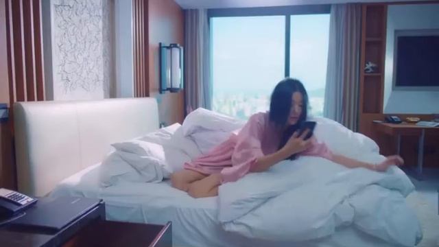 Seo Ye-Ji with Samsung Galaxy Z Flip (It's Okay to Not Be Okay) смотреть онлайн