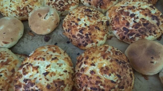 Пеку пиццу от Аурики и луковые булки от Олены Козаченко. Вкуснятина легко и просто