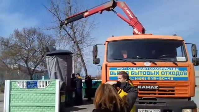Выгрузка мусора из контейнера смотреть онлайн