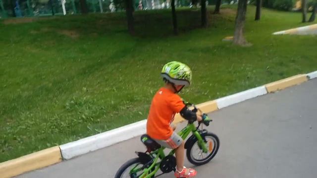 Vasil4ik на велосипеде (3 года) смотреть онлайн