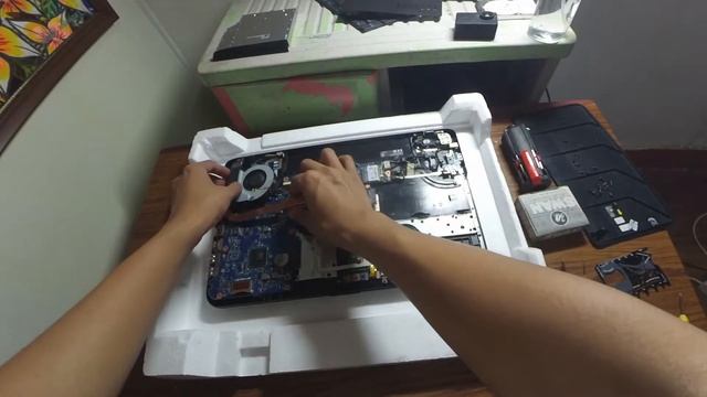 TOSHIBA Satellite C850 Cleaning and teardown (Timelapse 1080P 60) смотреть онлайн