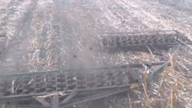 Уборка стерни подсолнуха катками (МТЗ-82) !!! смотреть онлайн