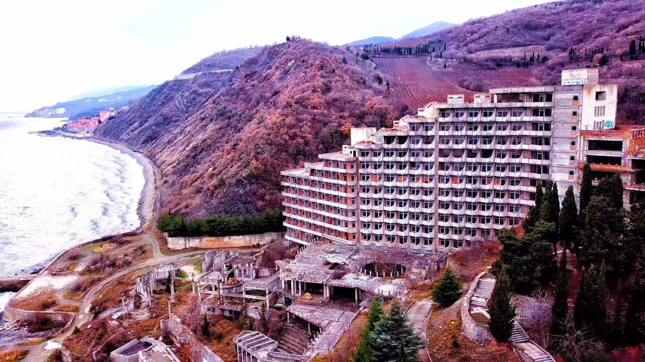 КРЫМ - разрушенные набережные, заборы на пляже и советские заброшки. Такого ЮБК вы ЕЩЁ не ВИДЕЛИ. смотреть онлайн