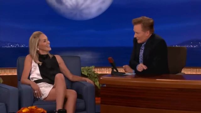 Шэрон Стоун повторила момент из "Основного инстинкта" | Шоу Конана О’Брайена на русском смотреть онлайн