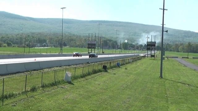 2012 Boss 302 Mustang vs 2011 Mustang GT Quarter Mile смотреть онлайн