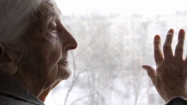 Дети оставили мать в старом доме, а спустя время вернулись за наследством. Они не ожидали увидеть смотреть онлайн