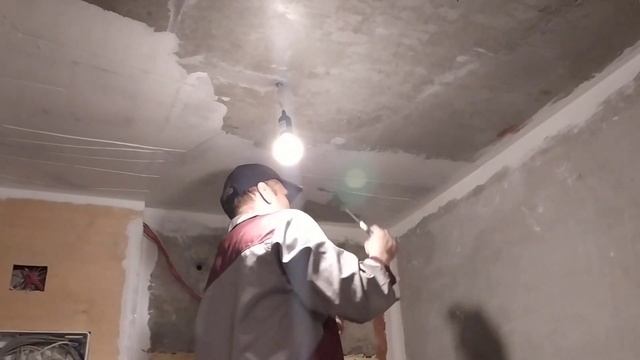 Самостоятельно шпаклюю потолок первым слоем - снято на видео. Ремонт коридора ч 10. смотреть онлайн