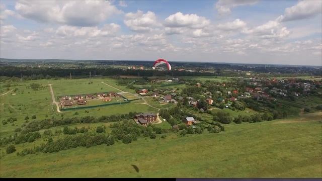 Полет на параплане, вид с квадрокоптера смотреть онлайн