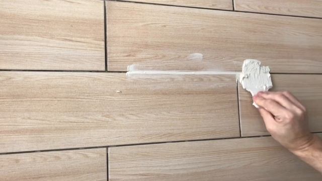 КАК ЗАТЕРЕТЬ ШВЫ НА ПЛИТКЕ / ЗАТИРАЕМ ШВЫ НА ПЛИТКЕ БЫСТРО И ПРОСТО смотреть онлайн