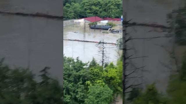 [ Альбом ]
В Сочи потоп — этой ночью сильно затопило Хостинский район из-за проливных дождей. Из бе смотреть онлайн