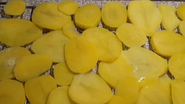 Как приготовить вкусные картофельные чипсы в духовке смотреть онлайн