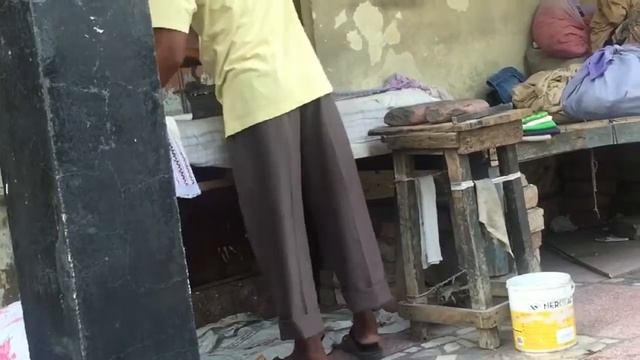 Уличный гладильщик в Индии. Почему утюг на углях? смотреть онлайн