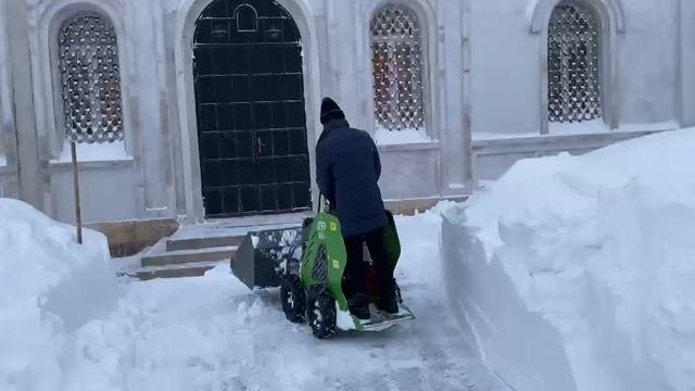 Очистка территории монастыря от снега смотреть онлайн
