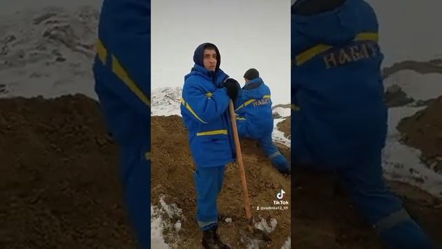закапываем пустую могилу)))и чистим могилу для похорон