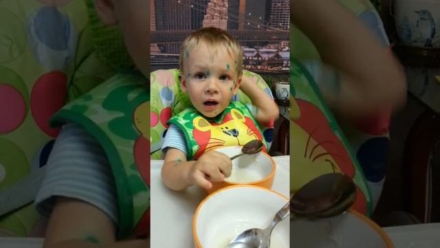 Сынок кушает суп в два годика.mp4