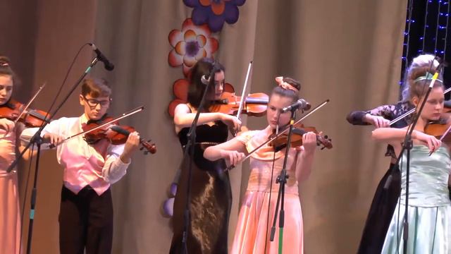 Образцовый ансамбль скрипачей Комплимент - Ave Maria (Astor Piazzolla) смотреть онлайн