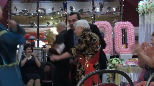 90-летняя именинница танцует на собственный День рождения смотреть онлайн