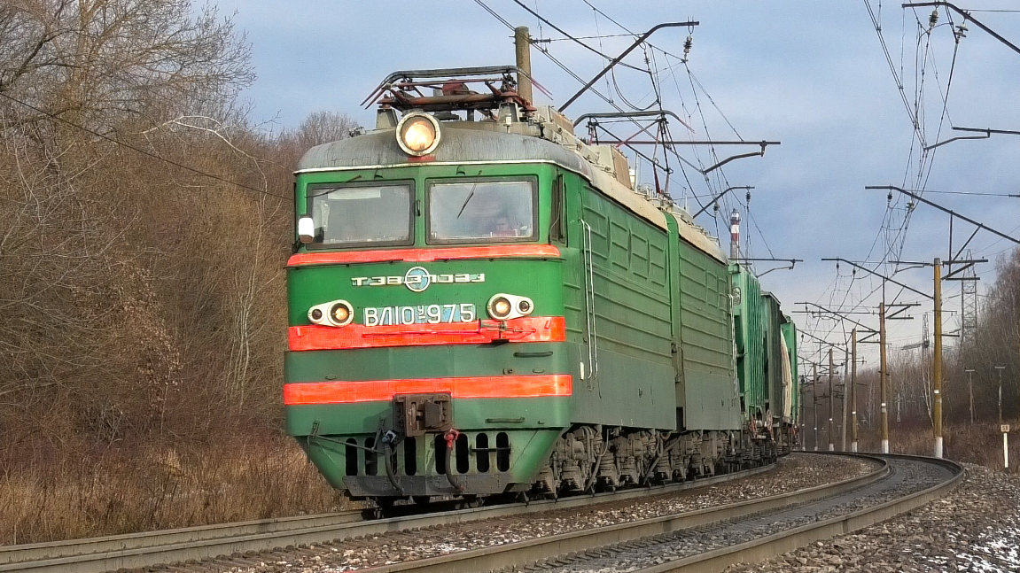 "Зеленый оригинальный" ВЛ10У-975 с грузовым поездом смотреть онлайн