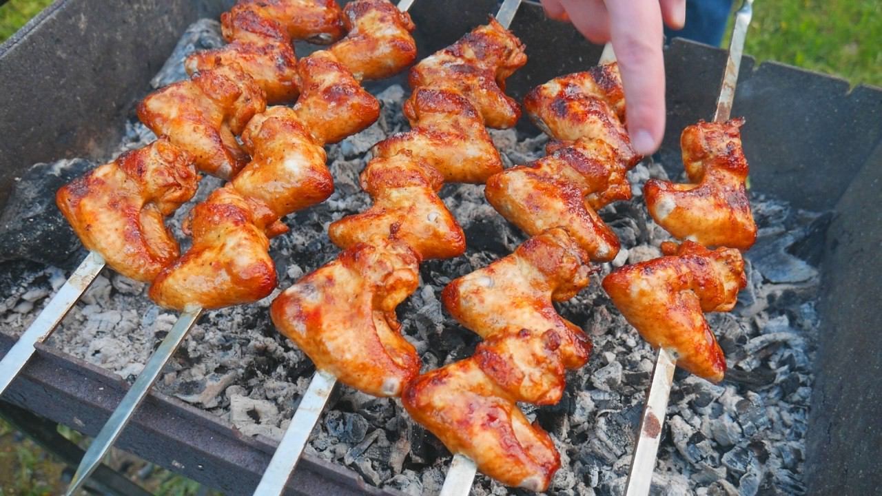 Сочные куриные крылышки на мангале. Как правильно нанизывать и мариновать - все секреты шашлыка смотреть онлайн