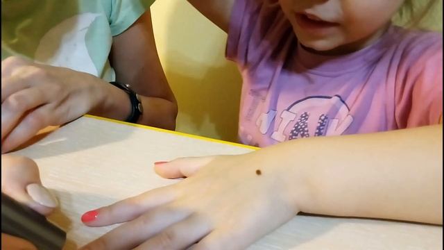 Красим ногти / Саша рассказывает стишок / Яркие цвета смотреть онлайн