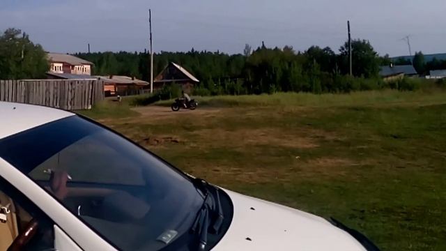 УЖАС!!!!Мотоциклист врезался. Есть пострадавшие хозяева забора!!! смотреть онлайн