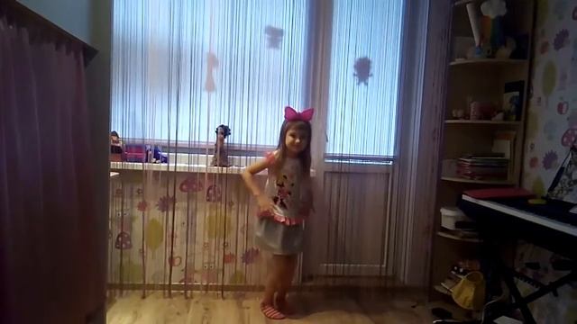 Танцую под песню " раз ладошка " ??? смотреть онлайн