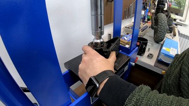Kugoo G2 PRO замена заднего ЭЛАСТОМЕРА. Выпрямляем рычаги на Куго Джи 2 Про. Устраняем люфт руля. смотреть онлайн