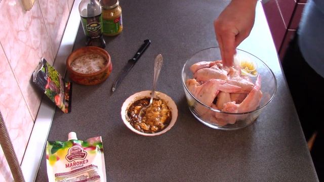 Куриные крылышки в горчично-соевом соусе смотреть онлайн