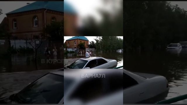 Ребята плывут на электросамокатах по Барнаулу смотреть онлайн