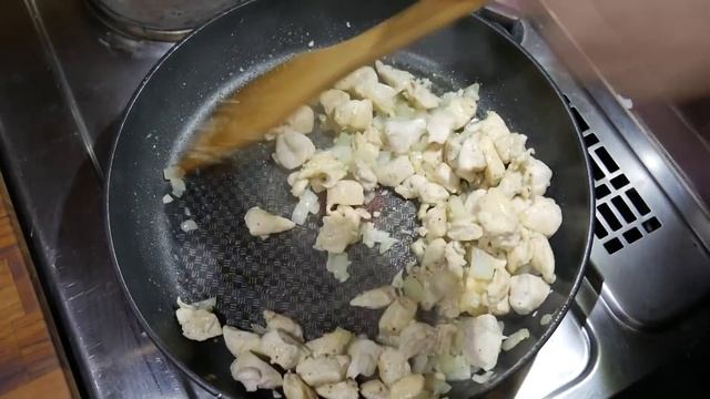 Рис с курицей, брокколи и сыром. Все в одной кастрюле. смотреть онлайн
