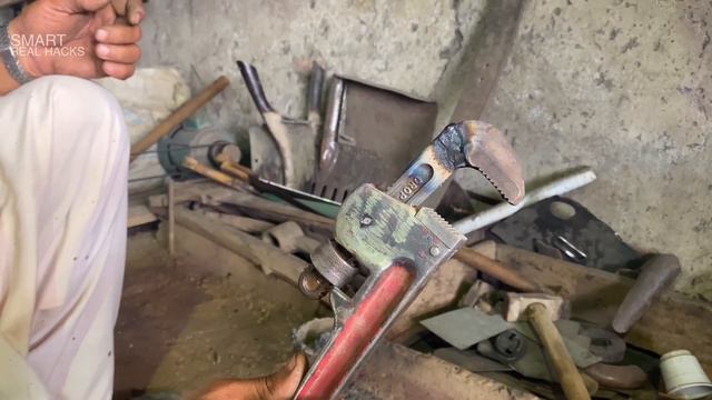 Restoration Damage Pipe Wrench - Perfect Repairing Old Tool смотреть онлайн