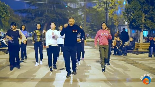 The Chinese uncle did the shuffle dance, and his charming posture dumbfounded the audience смотреть онлайн